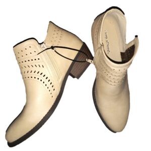 Ladies ANKLE CUT OUT BOOTS SZ 6